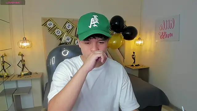 BenjaminBottonn online show from October 2025 05:57:02 PM