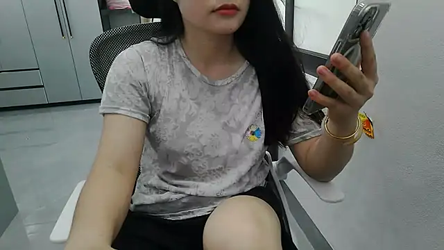 Emachiii online show from May 2026 01:12:02 AM