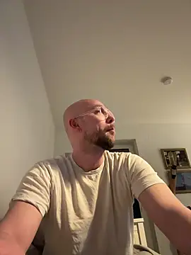 Snapshot of Mrlarox chatting on March 2026 07:29:01 PM Mrlarox online show from March 2026 07:29:01 PM