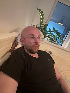 Snapshot of Mrlarox chatting on April 2026 05:40:02 PM Mrlarox online show from April 2026 05:40:02 PM