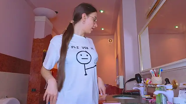 Snapshot of Real_cutie1 chatting on December 2025 01:50:02 PM Real cutie1 online show from December 2025 01:50:02 PM