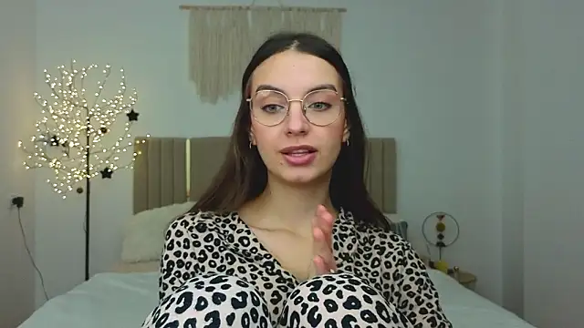 Snapshot of Real_cutie1 chatting on February 2026 01:48:02 PM Real cutie1 online show from February 2026 01:48:02 PM