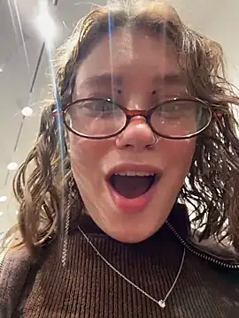 Snapshot of lucy-joy chatting on November 2025 10:37:01 AM lucy-joy online show from November 2025 10:37:01 AM