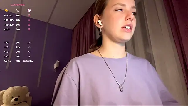 Snapshot of LinaMoonBlessed chatting on October 2025 12:28:01 PM LinaMoonBlessed online show from October 2025 12:28:01 PM