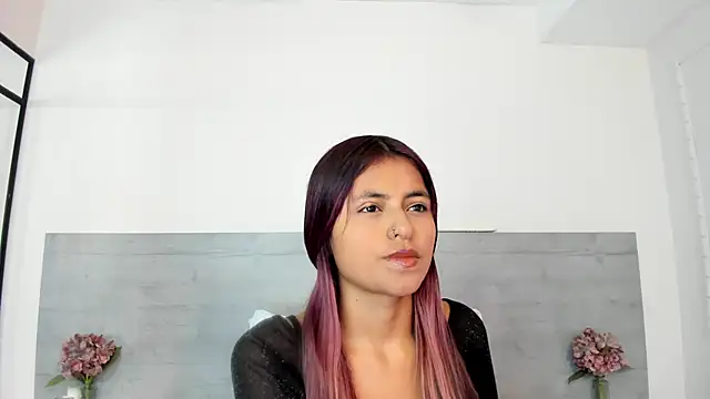 sunnyWhitee online show from June 2026 07:20:01 PM