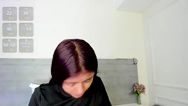 sunnyWhitee online show from June 2026 07:18:02 PM