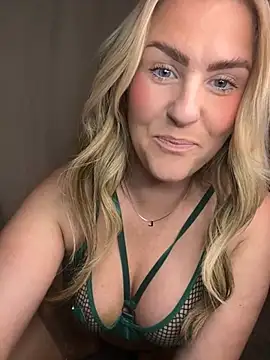 Snapshot of Charleigh_xx chatting on May 2026 09:21:01 PM Charleigh xx online show from May 2026 09:21:01 PM