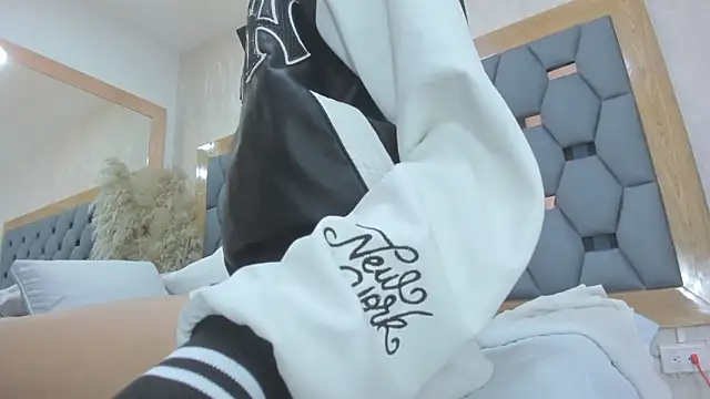 Snapshot of crystal_sm chatting on March 2026 03:10:01 AM crystal sm online show from March 2026 03:10:01 AM