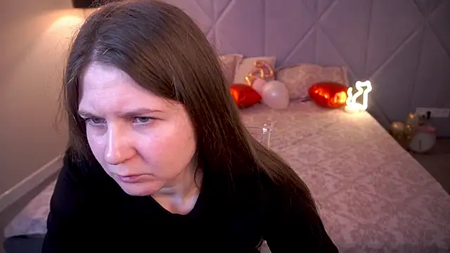 Snapshot of CraveeDoll chatting on February 2026 01:48:02 PM CraveeDoll online show from February 2026 01:48:02 PM