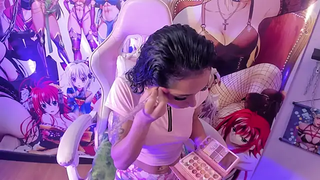 Snapshot of Kylie_Moan chatting on October 2025 04:44:02 AM Kylie Moan online show from October 2025 04:44:02 AM