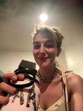 Snapshot of MrsSizzle chatting on October 2025 04:02:01 AM MrsSizzle online show from October 2025 04:02:01 AM