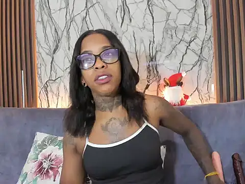 Snapshot of Pauline_Fox chatting on December 2025 01:04:02 AM Pauline Fox online show from December 2025 01:04:02 AM