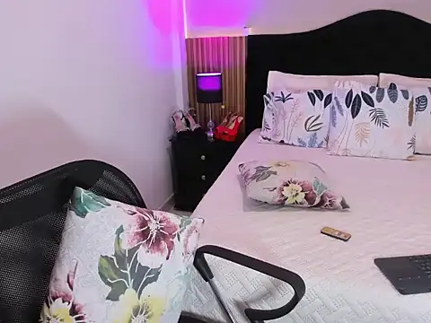 Snapshot of Pauline_Fox chatting on April 2026 12:59:01 AM Pauline Fox online show from April 2026 12:59:01 AM