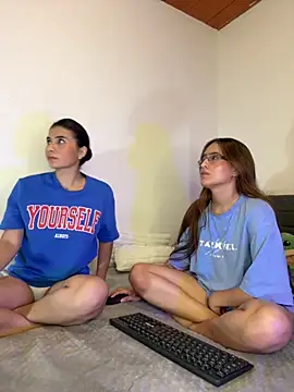 Snapshot of roxanne_03 chatting on October 2025 04:24:01 AM roxanne 03 online show from October 2025 04:24:01 AM