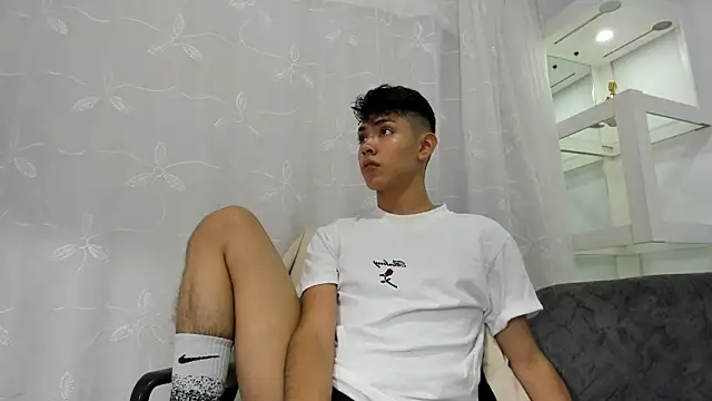 Snapshot of LoganTwink18 chatting on September 2025 12:44:01 AM LoganTwink18 online show from September 2025 12:44:01 AM