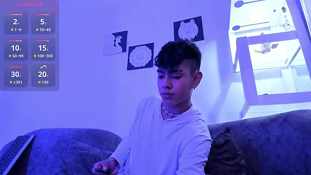 Snapshot of LoganTwink18 chatting on September 2025 10:20:02 PM LoganTwink18 online show from September 2025 10:20:02 PM