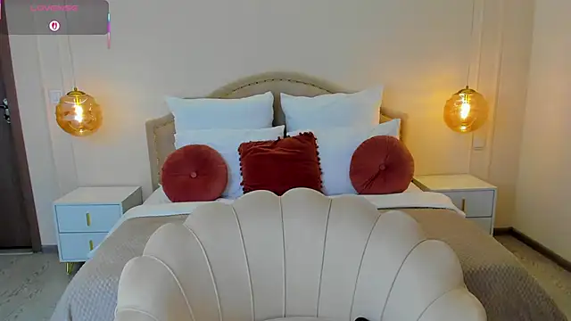 Snapshot of MilaMour chatting on December 2025 08:18:02 PM MilaMour online show from December 2025 08:18:02 PM