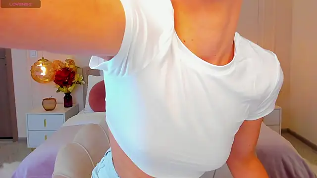 Snapshot of MilaMour chatting on May 2026 07:21:01 PM MilaMour online show from May 2026 07:21:01 PM