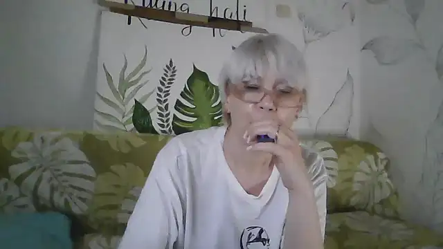 Catty Lady online show from November 2025 05:57:01 PM