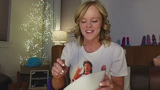Taylorlove303 online show from May 2026 10:19:02 AM