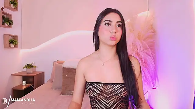 maia lia  online show from September 2025 10:10:01 PM