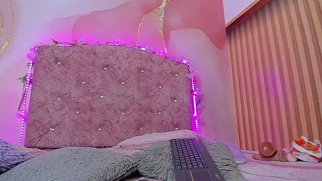 Snapshot of violet_taylor_ chatting on December 2025 02:28:02 AM violet taylor online show from December 2025 02:28:02 AM