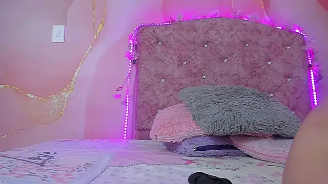 Snapshot of violet_taylor_ chatting on January 2026 02:14:01 AM violet taylor online show from January 2026 02:14:01 AM