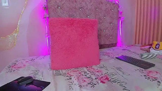 Snapshot of violet_taylor_ chatting on March 2026 02:17:01 AM violet taylor online show from March 2026 02:17:01 AM