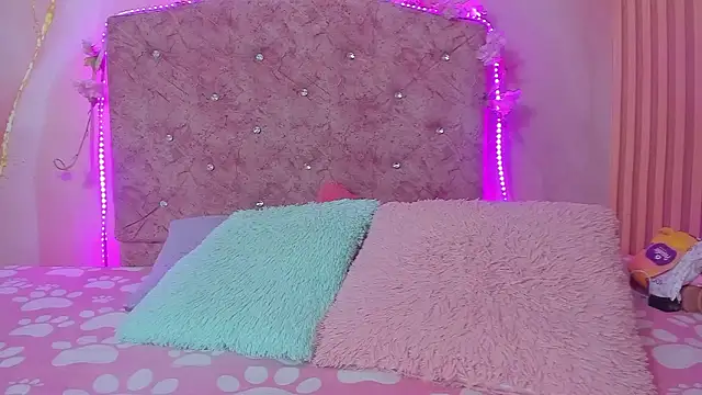 Snapshot of violet_taylor_ chatting on March 2026 02:17:02 AM violet taylor online show from March 2026 02:17:02 AM