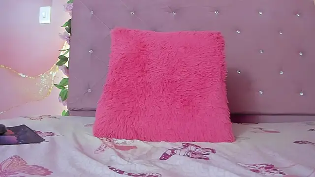 Snapshot of violet_taylor_ chatting on April 2026 02:23:02 AM violet taylor online show from April 2026 02:23:02 AM