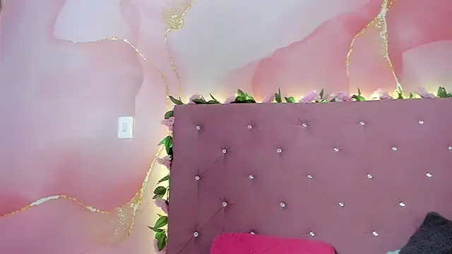 Snapshot of violet_taylor_ chatting on April 2026 02:16:02 AM violet taylor online show from April 2026 02:16:02 AM