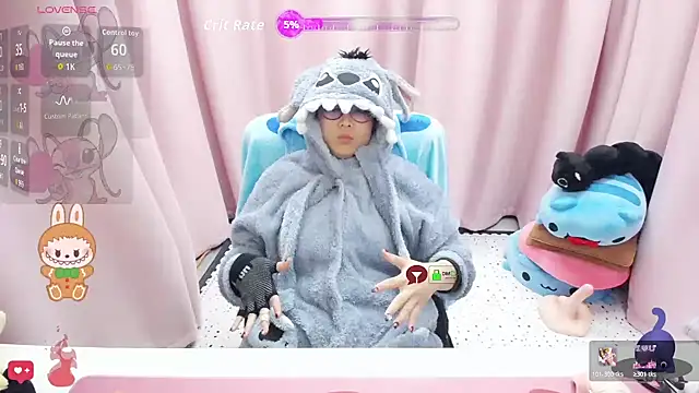 Snapshot of momoLoveLuna chatting on March 2026 01:36:02 PM momoLoveLuna online show from March 2026 01:36:02 PM