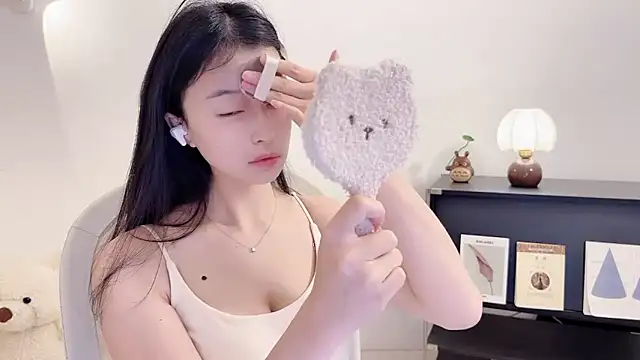 Snapshot of Onechestnut chatting on November 2025 06:22:01 AM Onechestnut online show from November 2025 06:22:01 AM