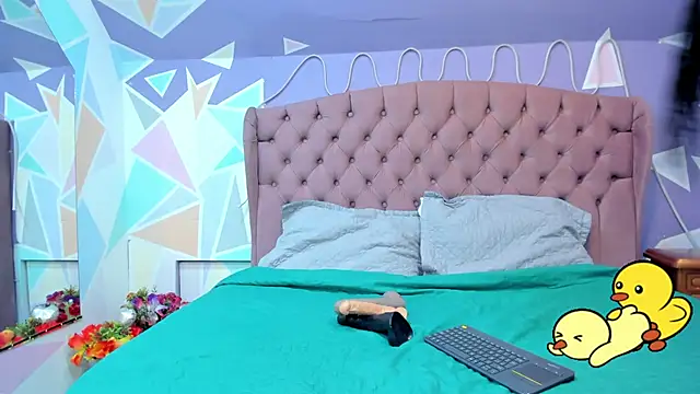 Snapshot of Scarletbigbug chatting on November 2025 11:45:01 AM Scarletbigbug online show from November 2025 11:45:01 AM