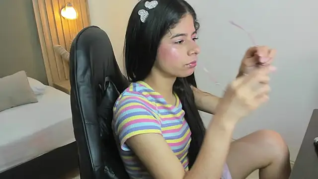 Snapshot of carlina_15 chatting on October 2025 12:19:02 PM carlina 15 online show from October 2025 12:19:02 PM