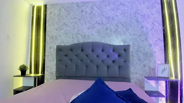 GiannaSlimJB online show from April 2026 07:29:01 PM