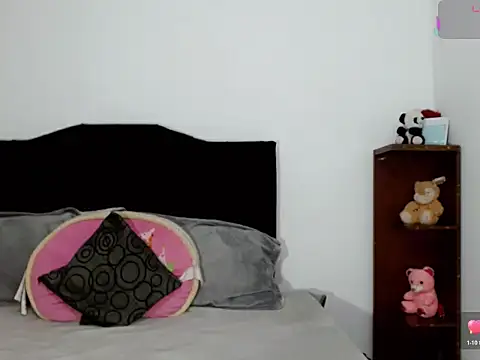 Snapshot of x_isabella_x chatting on December 2025 02:47:01 PM x isabella x online show from December 2025 02:47:01 PM