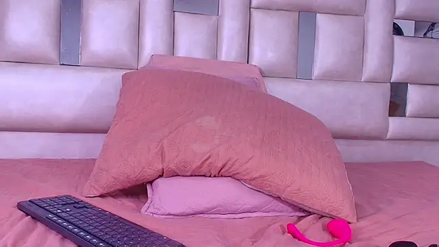 Snapshot of emmacurvy chatting on September 2025 03:06:02 AM emmacurvy online show from September 2025 03:06:02 AM