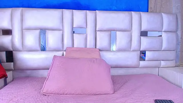 Snapshot of emmacurvy chatting on October 2025 03:04:01 AM emmacurvy online show from October 2025 03:04:01 AM