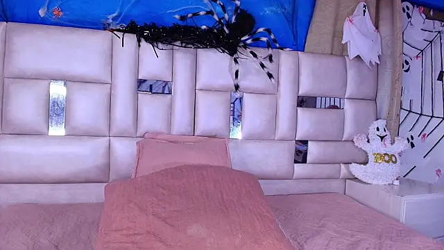 Snapshot of emmacurvy chatting on October 2025 03:07:02 AM emmacurvy online show from October 2025 03:07:02 AM