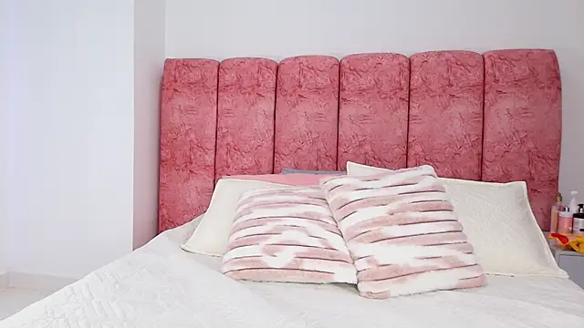 Snapshot of emmacurvy chatting on November 2025 03:07:01 AM emmacurvy online show from November 2025 03:07:01 AM