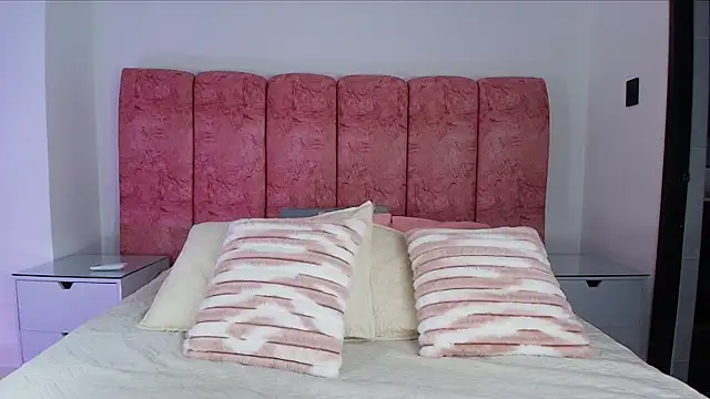 emmacurvy online show from November 2025 03:05:01 AM