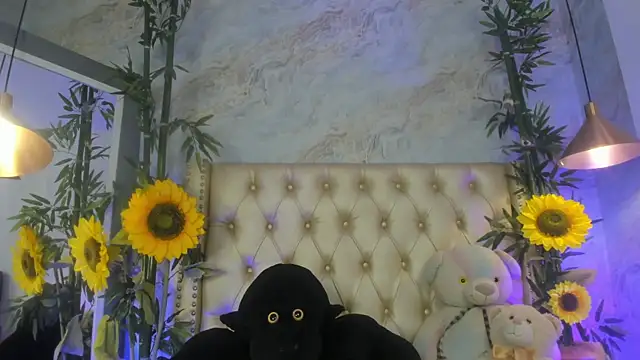 Snapshot of LittleeJaz chatting on May 2026 05:05:02 AM LittleeJaz online show from May 2026 05:05:02 AM