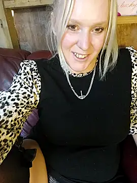 Bouncy-Bella28X online show from November 2025 11:44:01 AM