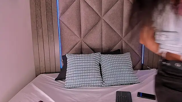 TiffValentinee  online show from September 2025 07:35:01 PM