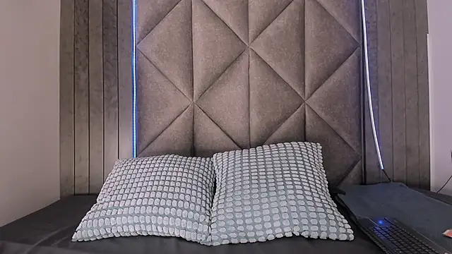 TiffValentinee  online show from September 2025 08:54:01 PM