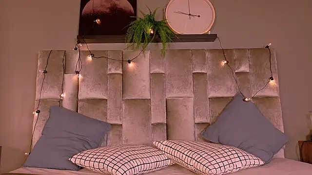 TiffValentinee  online show from October 2025 03:17:02 AM