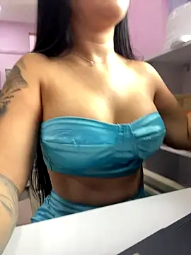 CrisMarulanda online show from December 2025 06:37:02 PM