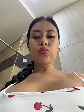 CrisMarulanda online show from July 2026 04:27:01 PM