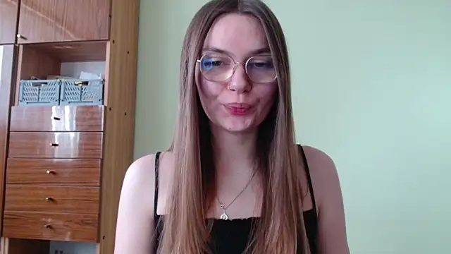 Snapshot of LooveELLYx chatting on April 2026 01:34:02 PM LooveELLYx online show from April 2026 01:34:02 PM